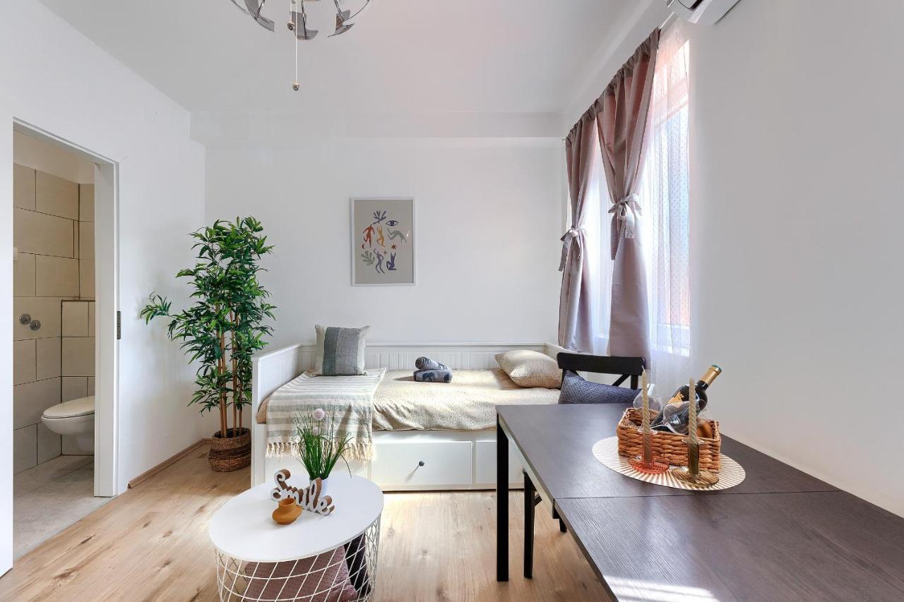 Monte Zaro Hostel Pula Luaran gambar