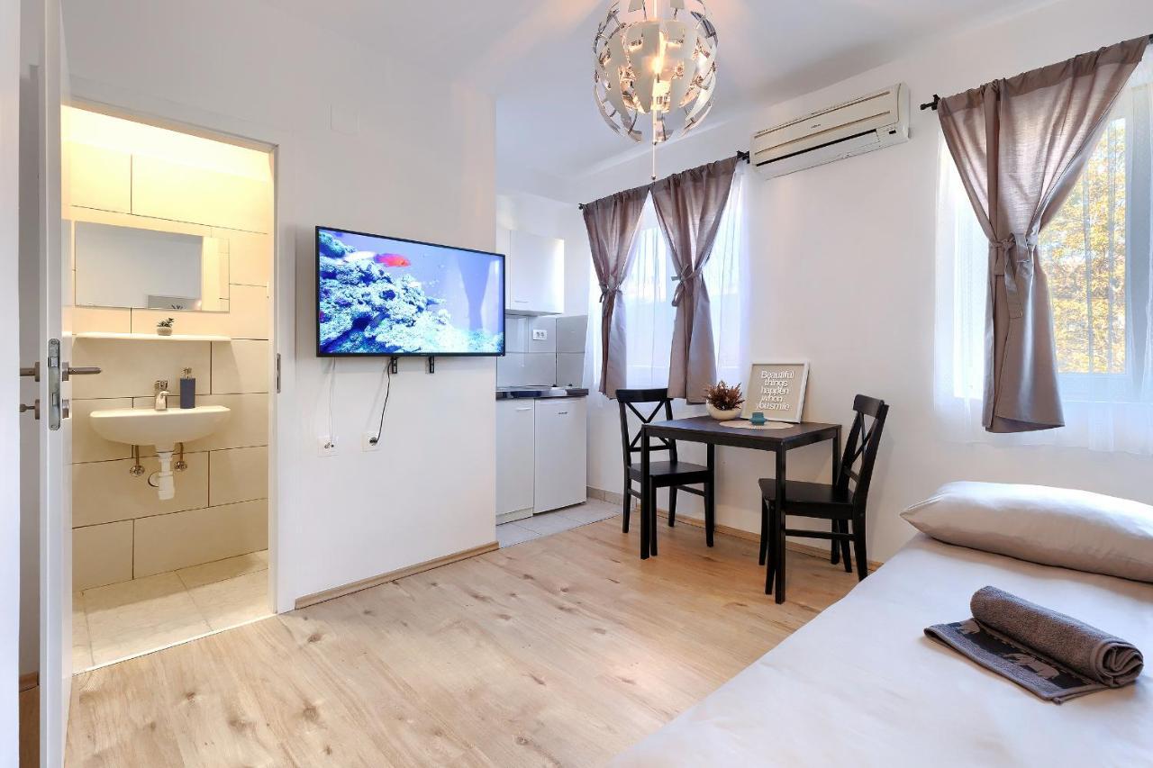 Monte Zaro Hostel Pula Luaran gambar